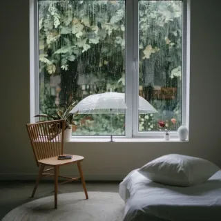 mastic_etancheite_fenetre.webp Une chambre paisible avec un fauteuil en bois et un lit, donnant sur une grande fenêtre où la pluie tombe doucement, révélant un parapluie