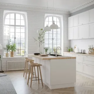 materiaux_fenetre_modernes.webp Cuisine moderne lumineuse avec des fenêtres cintrées, îlot central en bois clair et décoration végétale.
