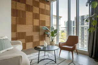 nuisance_sonore_persistante.webp Un salon moderne avec un mur en bois texturé, de grandes fenêtres, et un décor minimaliste comprenant un fauteuil en cuir et une table basse noire