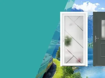 Deux portes modernes sont illustrées sur un fond de lac et de montagnes, avec un train visible à gauche.