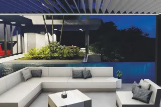 option_pergola_bioclimatique.webp Une terrasse moderne et élégante avec un sofa blanc en angle, entourée de végétation luxuriante et surplombant une piscine à déb