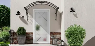 Entrée de maison élégante avec porte vitrée moderne, lanterneaux décoratifs et garnie de verdure.