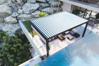 pergola_permis_de_construire.webp Une terrasse moderne avec une pergola élégante surplombe une piscine à débordement, entourée de rochers et de verdure luxur