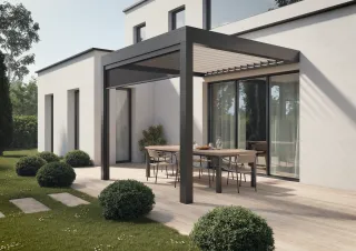 pergola_TRYBA_2.webp Pergola TRYBA gris anthracite sur maison moderne