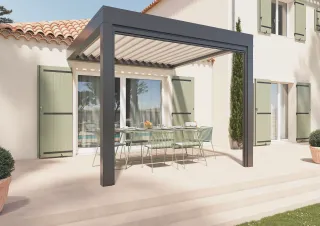 pergola_TRYBA_3.webp Pergola TRYBA gris anthracite sur facade claire et lumineuse