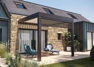 pergola_TRYBA_4.webp Pergola TRYBA brune sur façade en pierre