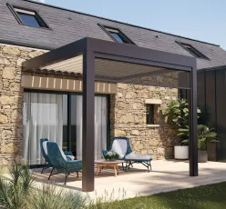 Pergola TRYBA brune sur façade en pierre