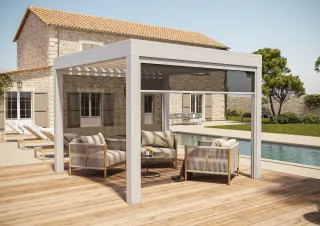 pergola_TRYBA_maison_provencale.webp Pergola TRYBA blanche lumineuse sur maison provençale