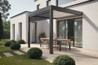 pergola_tryba.webp Terrasse moderne avec pergola en aluminium, table en bois et fauteuils tressés, entourée de verdure.