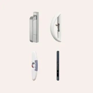 Poign_coulissant_alu.webp Quatre types de poignées de porte modernes sont présentées sur un fond beige.