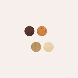 porte_fenetre_bois_couleur.webp Quatre échantillons circulaires de teintes de bois variées sur un fond beige.