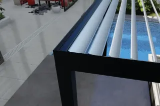 robutesse_pergola_tryba_pure_line.webp Structure moderne en métal avec des lames orientables au-dessus d'une piscine et d'un espace extérieur carrelé.