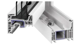Thermo_plastic_spacer_TPS.webp Vue en coupe d'un profilé de fenêtre en PVC avec vitrage isolant et renforts métalliques.