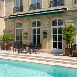 tryba_accompagnement_couleur_fenetre.webp Façade élégante d'une maison bordelaise avec piscine et terrasse aménagée.