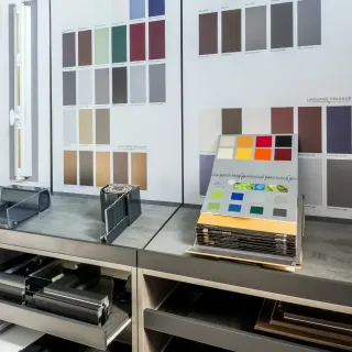 tryba_fenetre_couleur_personnalisable.webp Un présentoir avec des échantillons de couleurs et de matériaux pour le design d'intérieur.