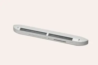 ventilation__absorption_acoustique.webp Un aérateur blanc rectangulaire en plastique avec des ouvertures pour la ventilation.