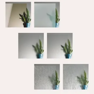 vitrage_tryba__1_.webp L'image montre une plante verte dans un pot bleu derrière six types différents de verres texturés et dépolis, mettant en évidence leur capacité à