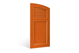 volet_battant_tryba_modle.webp Une porte orange avec des persiennes en haut et un panneau décoratif en bas.