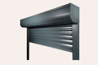 volet_decoline_design_moderne_1.webp Un volet roulant métallique gris foncé avec un design moderne et épuré.