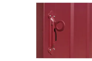 volet_pliant_tryba.webp Gros plan sur une poignée rouge en métal fixée à une porte assortie.