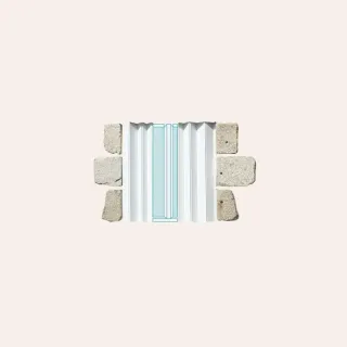 volet_pliant.webp L'image montre un motif géométrique minimaliste en relief, encadré par des blocs de pierre texturés sur un fond beige.