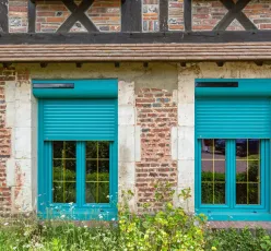 Volet roulant deco solaire coloris bleu vert sur fenetre